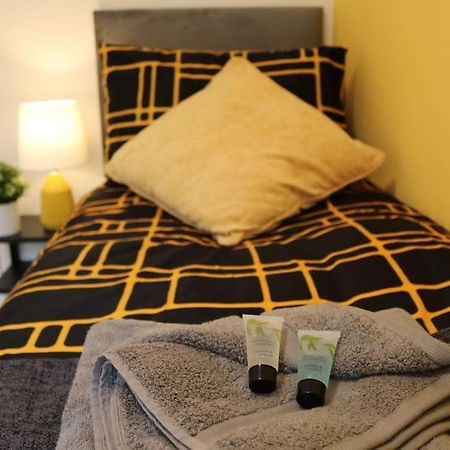 Elegant Room In Stylish House Milton Keynes Ngoại thất bức ảnh