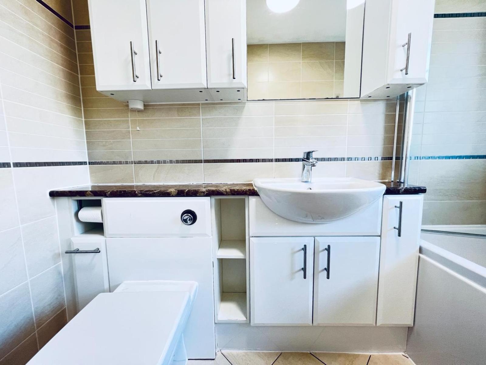 Elegant Room In Stylish House Milton Keynes Ngoại thất bức ảnh