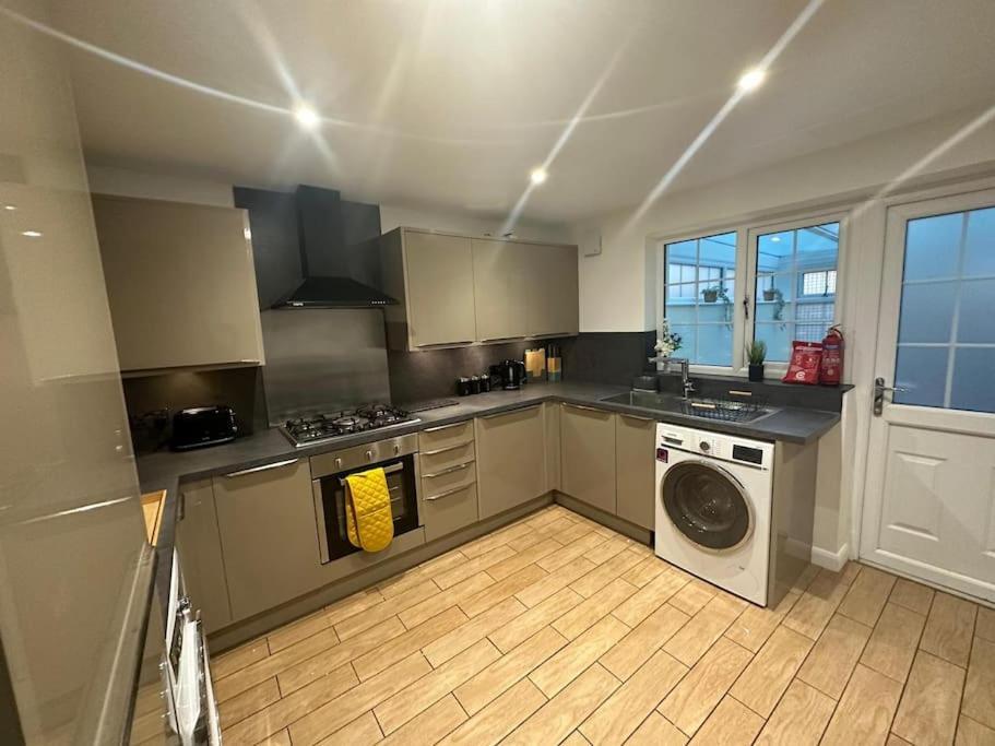 Elegant Room In Stylish House Milton Keynes Ngoại thất bức ảnh