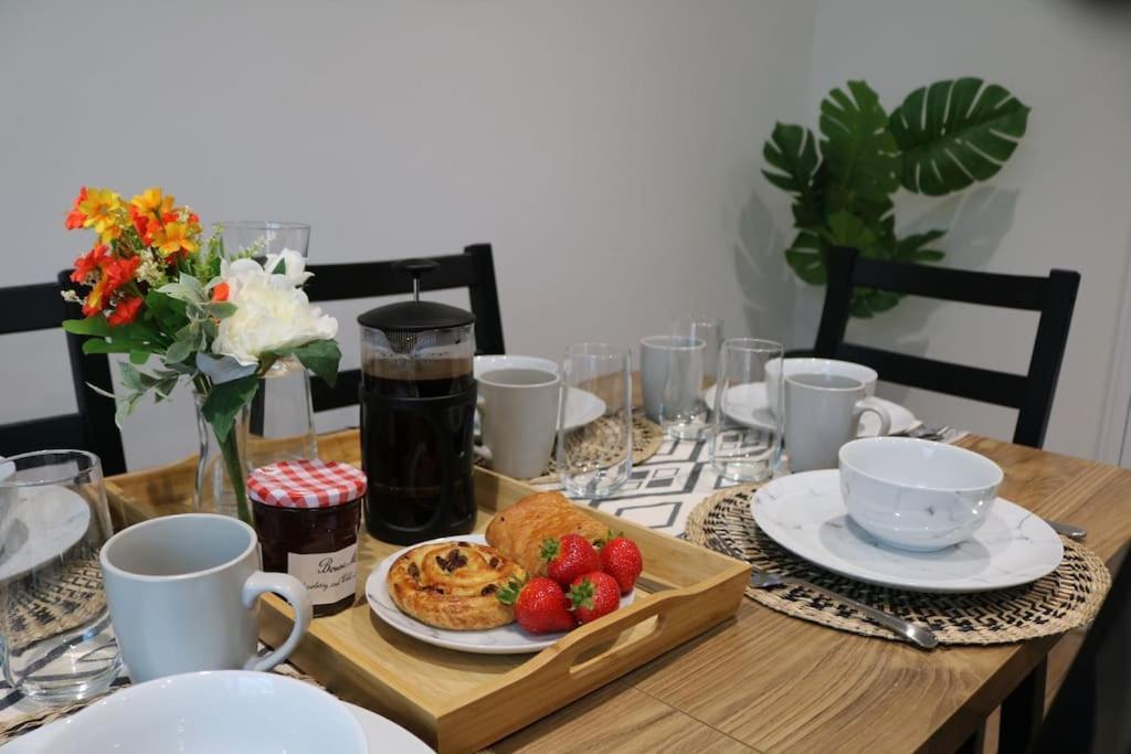 Elegant Room In Stylish House Milton Keynes Ngoại thất bức ảnh