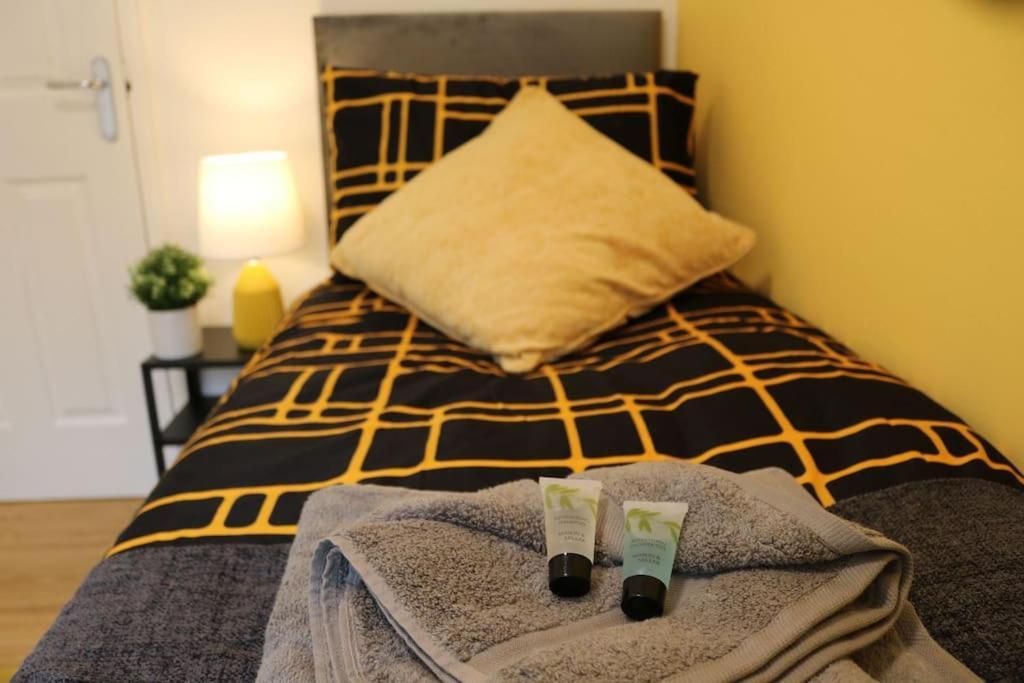 Elegant Room In Stylish House Milton Keynes Ngoại thất bức ảnh