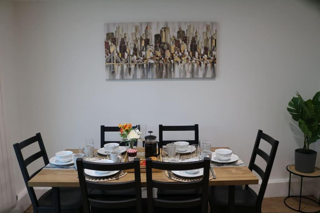 Elegant Room In Stylish House Milton Keynes Ngoại thất bức ảnh